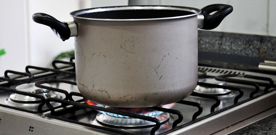 Por que o fogão deixa panela preta? Veja causas